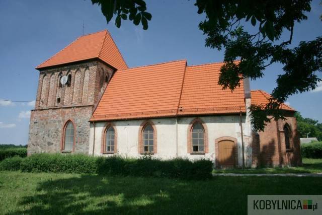 Die Kirche in Sierakowo Słupskie